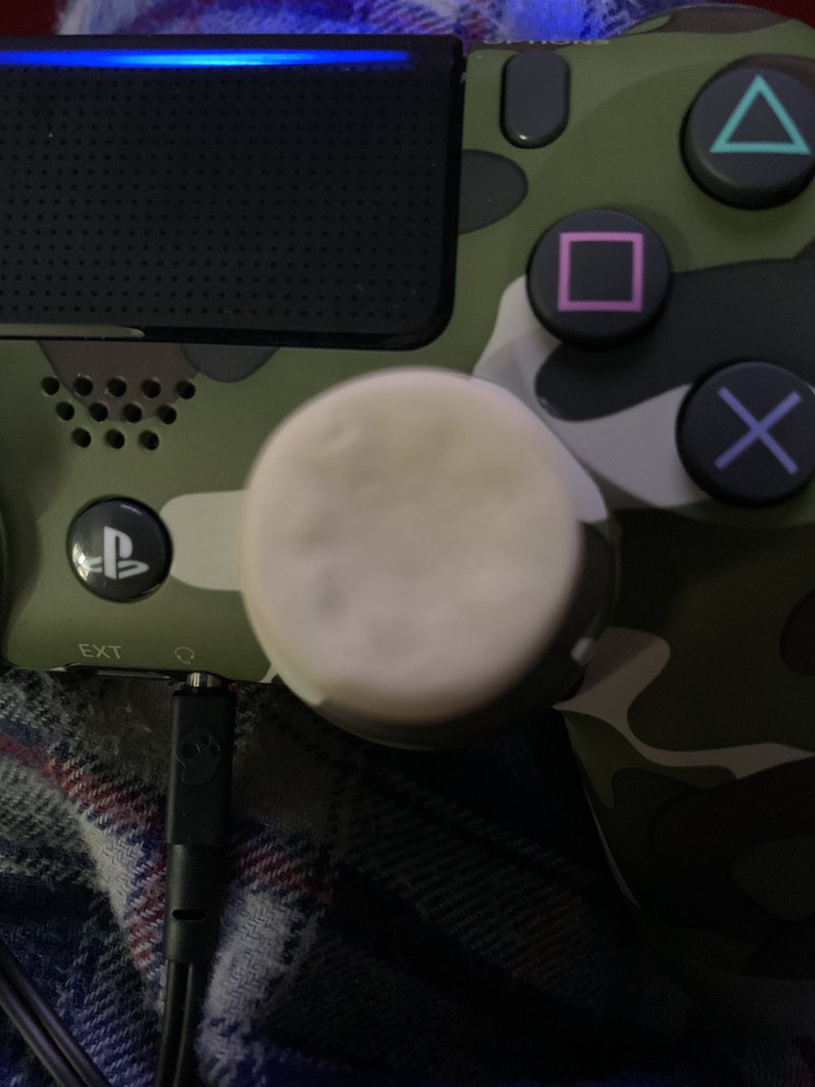 jaason18's tweet photo. Had this @KontrolFreek 6.5mm rise on my aim analog for almost a whole year and the grips are just now wearing off, time for a new one but i gotta say this lil guy was DURABLE i pounded that thing for a year and it still is fine https://t.co/ZATfMklvsz