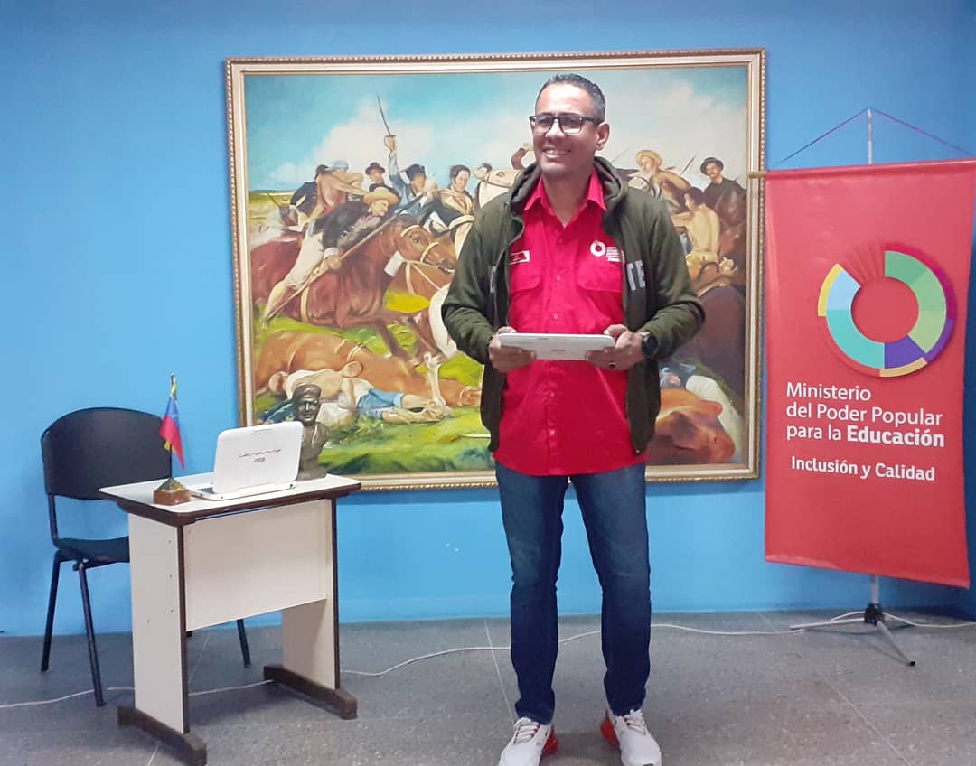 pedrogordon2121's tweet photo. #01Marzo Ayer estuvimos realizando en los espacios del Salón Ayacucho de la Zona Educativa, grabaciones  para la presentación de contenidos audio visuales en la Sección Tic del Programa "Cada Familia Una Escuela".
#UsoDeLasTic 
Insumos correspondientes al edo,  #Aragua https://t.co/mruGwbYACS