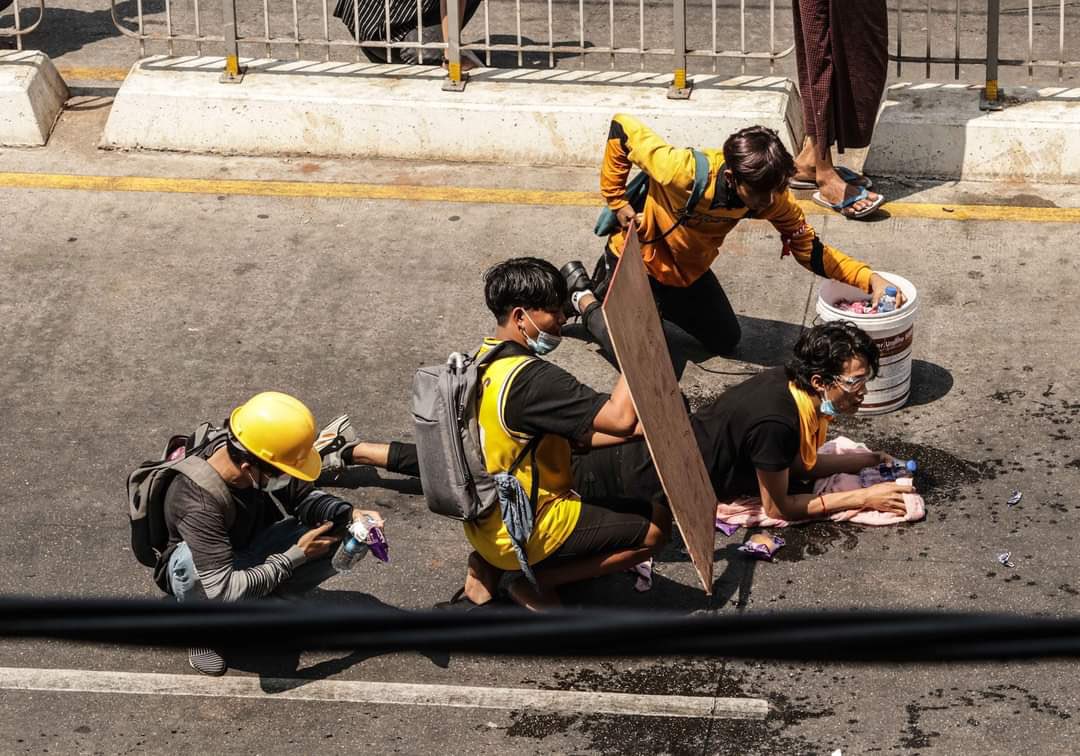 Young people defending protesters in front of Mingalar Market Yuzana Plaza .Police break up the protesters  with tear gas 

#WhatsHappeningInMyanmar 
#Mar1Coup