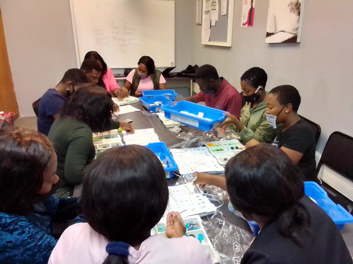 mpho_lebyane's tweet photo. @OpenLearningAcademy facilitators busy with LEGO @HazyviewDLC @GwfOnline #RuralRockstars https://t.co/6R8e34dATf