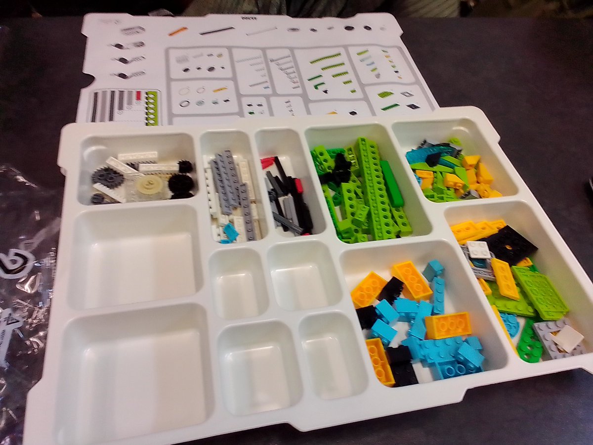 mpho_lebyane's tweet photo. @OpenLearningAcademy facilitators busy with LEGO @HazyviewDLC @GwfOnline #RuralRockstars https://t.co/6R8e34dATf