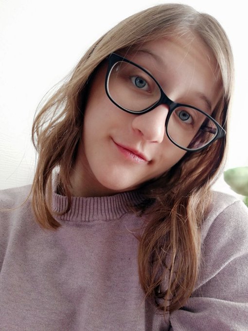 Mom sweater makes a return today :P // https://t.co/nlSxQ18U0E https://t.co/LEC50SVzeY