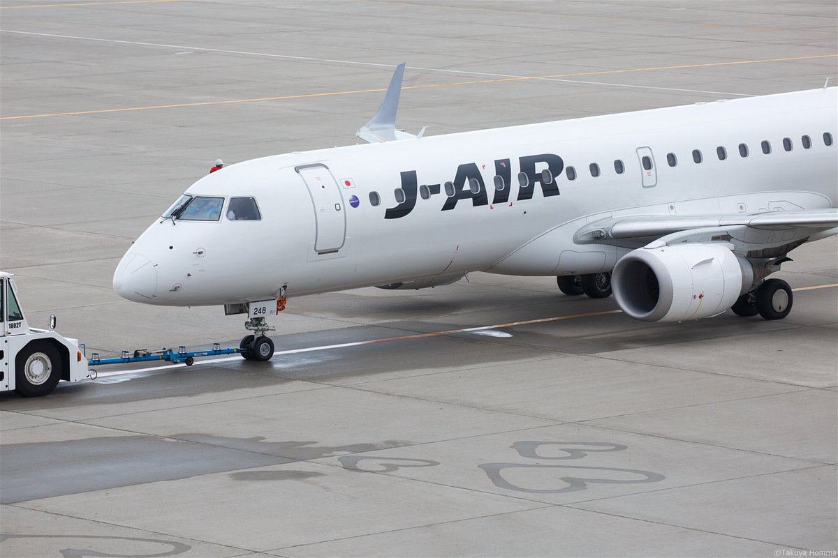 新潟空港 最近 Jal便の出発時によく目にする 水アート 初めて見たのはバレンタインデーだったと記憶しております Jalスタッフの皆様が 利用してくださるお客様に少しでも楽しんでもらおうと 練習したそうです 晴れた日に空港に来る際は 要チェック