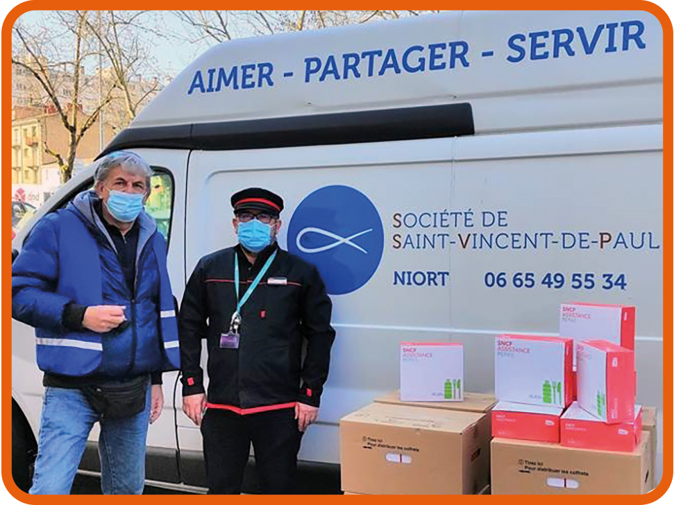 Don de coffrets repas à la gare de <a href="/SNCF/">❌</a> #Niort pour la Société de St Vincent de Paul. Un peu de #solidarite et quelques sourires ne font pas de mal en cette période.
<a href="/PeggyPopieul/">Popieul Peggy</a> <a href="/PetitpoissonJ/">Jeanne.petitpoisson</a> <a href="/Mairie_Niort/">Ville de Niort</a> <a href="/DeuxSevres/">79 le Département</a> <a href="/TERNouvelleAQ/">SNCF Voyageurs TER NOUVELLE-AQUITAINE</a> <a href="/NvelleAquitaine/">Nouvelle-Aquitaine</a>  <a href="/FondationSNCF/">Fondation SNCF</a>