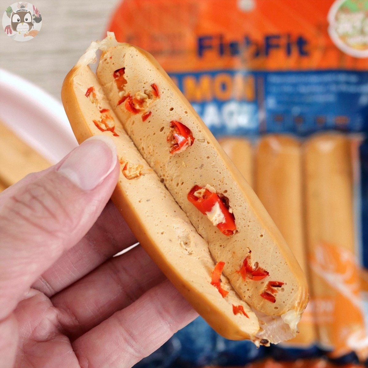 foodblogbkk's tweet photo. ไส้กรอกแซลมอนไร้แป้ง แคลต่ำไม่อ้วนน เค้าใช้เป็นแซลมอนนำเข้าจาก Norway กินแล้วดีต่อสุขภาพ มี 3 รสให้เลือก~ ดั้งเดิม ชีส พริกสด อร่อยหมดเลย😋 ซื้อได้ที่ร้านค้าสุขภาพกว่า 100 สาขา และห้างสรรพสินค้าชั้นนำจ้า #FishFit #ไส้กรอกปลาแซลมอน https://t.co/FDqeFGndVL