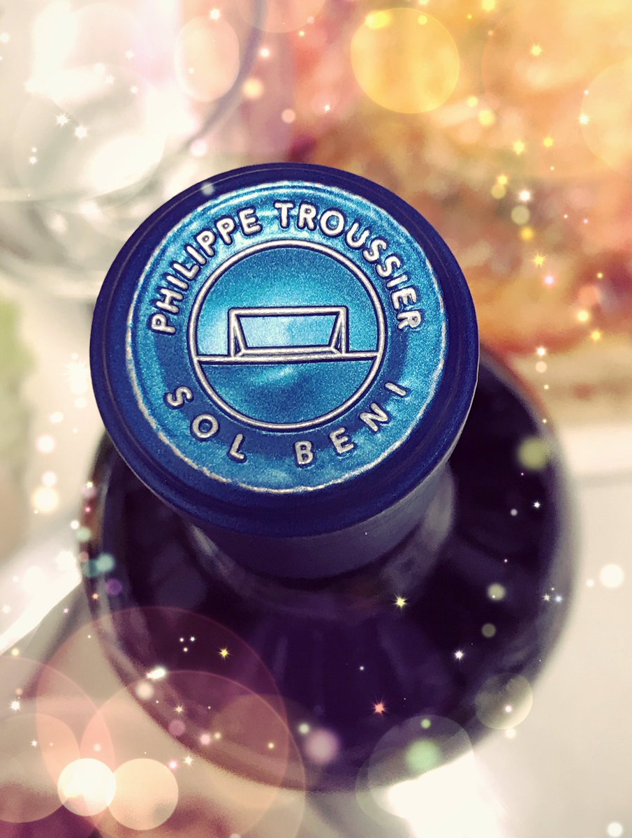 you_we2019's tweet image. 開けました！細かいところも可愛くて開けるの勿体無かったです😊
口当たりが良くてとっても飲みやすい✨そのあとふわっと果実が香ってきて、すいすい飲めてしまう☺️
気軽な値段ではないけれど、また飲みたい！記念日はこれがいい！って思えるワインでした✨大好き💖

#solbeni #フィリップトルシエ