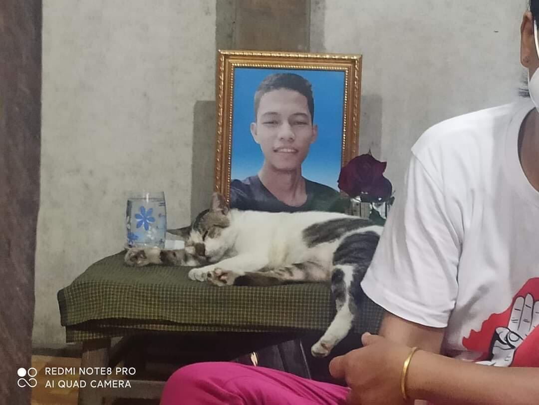 Nyi Nyi's cat waiting for its dead owner.  #WhatsHappeningInMyanmar