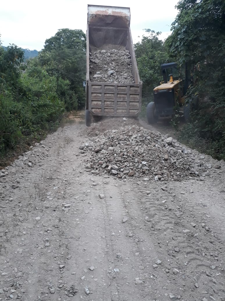 MunicipioCelica's tweet photo. El mejoramiento vial es una de las prioridades de nuestra administración, nos hemos preocupado porque a cada sector le llegue oportunamente.
Estamos lastrando la vía: Y de #Roblones - #Guangulo - #Balsas.
¡Nuestro compromiso es con el futuro de #Celica!
#AlcaldeQueCumple https://t.co/clBakH39B2