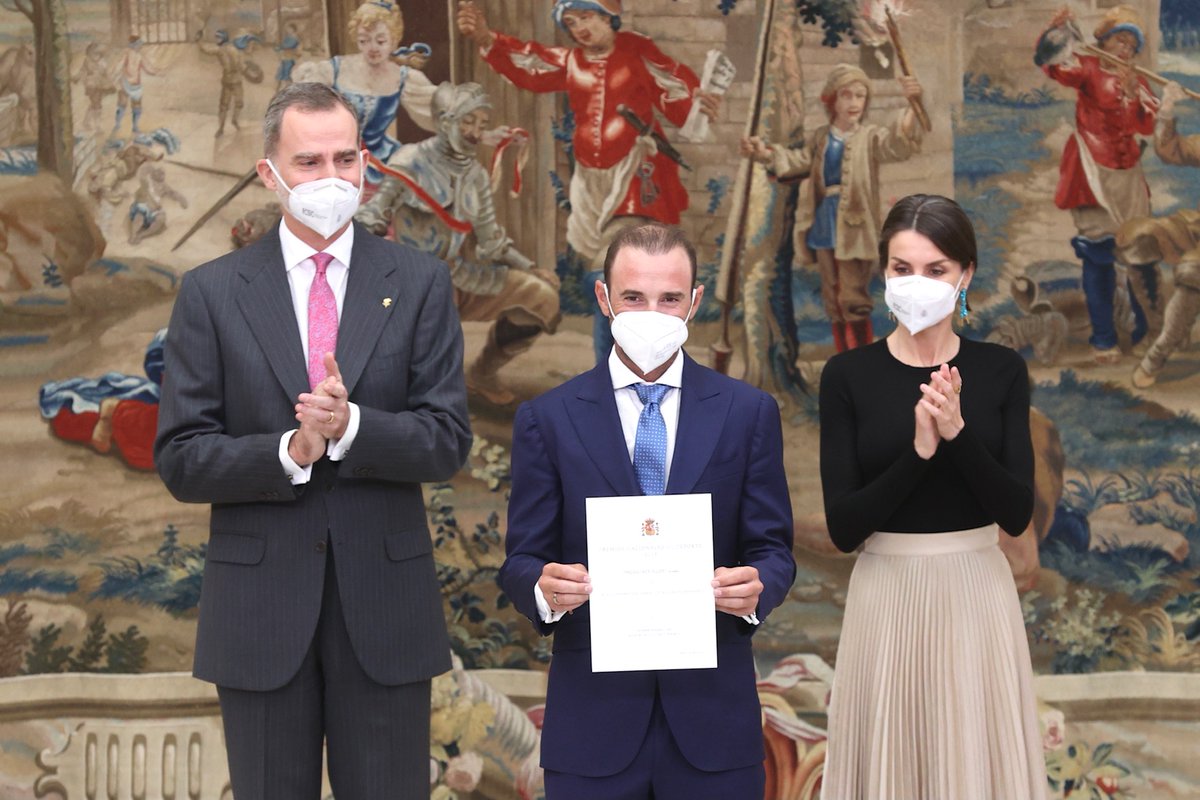 CasaReal's tweet photo. Los Reyes entregan los Premios Nacionales del Deporte, que hacen un expreso reconocimiento de personas y entidades que han contribuido en forma destacada a impulsar o difundir la actividad físico-deportiva. https://t.co/ulzMEGVpbt https://t.co/kA3DGOSWh5