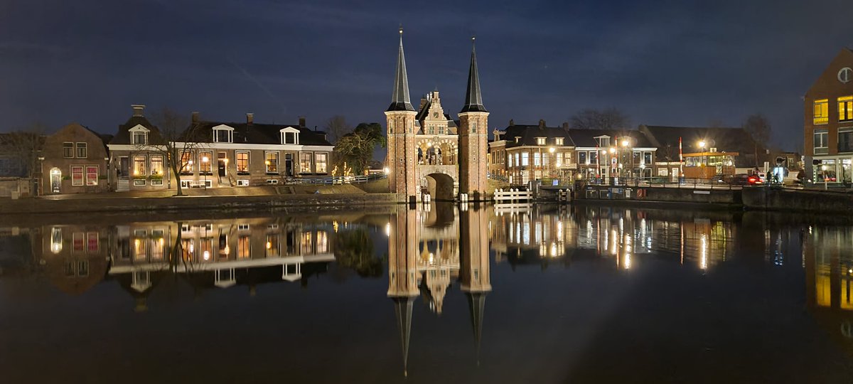 Maak eens een avondwandeling door Sneek. Een aantal gebouwen zijn prachtig uitgelicht! 
Inspiratie op sneek.nl/nl/routes 
Heb je een mooie avondfoto die we mogen gebruiken? 
Mail hem naar redactie@sneek.nl