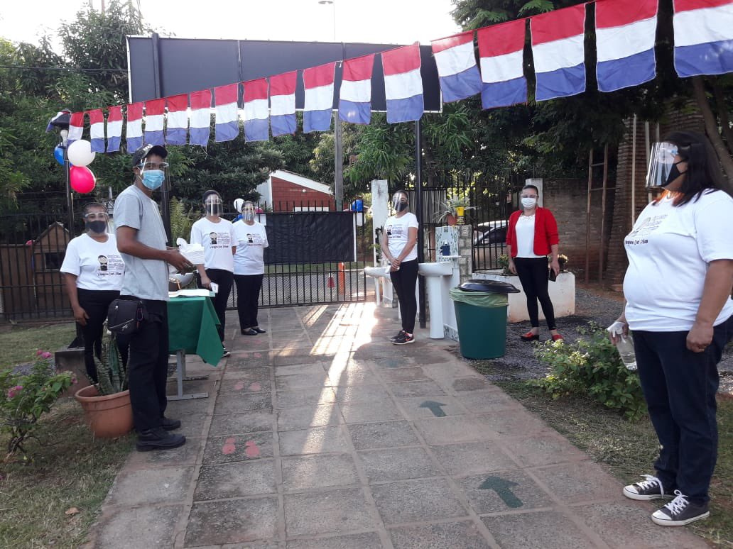 MECpy's tweet photo. 📍”Estamos recibiendo el reporte de distintos puntos del país”@EduardoPetta 

➡️Modalidad presencial🙌

➡️Siguiendo las medidas sanitarias 👏

✅Escuela Básica N° 2398 Virgen del Pilar - Capiatá💪

#RetornoSeguroAClases2021 🙌 https://t.co/yrJeCU6bMD