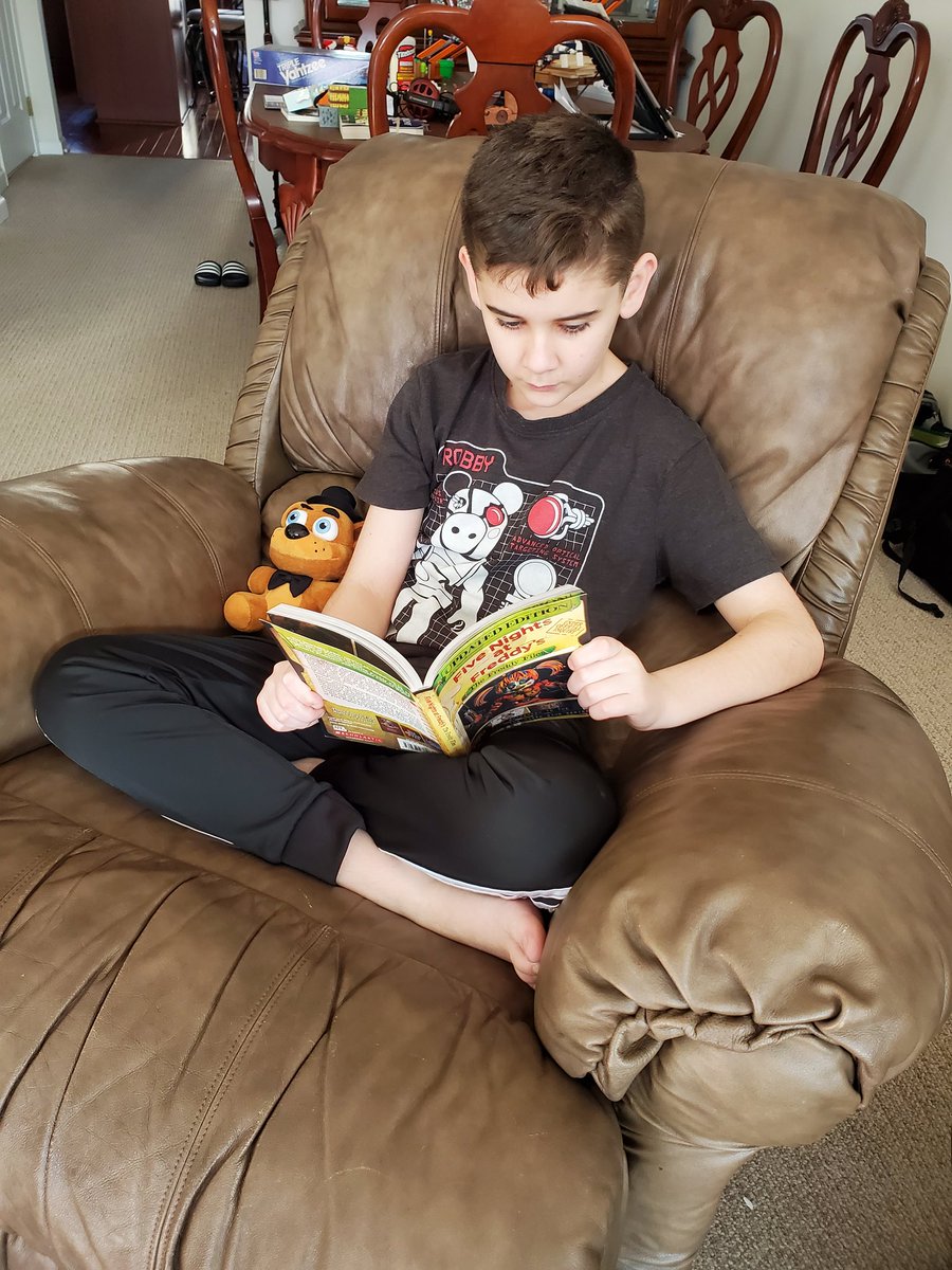 ehinva's tweet photo. Austin got inspired by the awesome mystery reader today!  Happy reading everyone. 😀📚📖 #ReadAcrossAmerica, #LibertyTogether, @LCPSLiberty https://t.co/EtzUuGCeHr