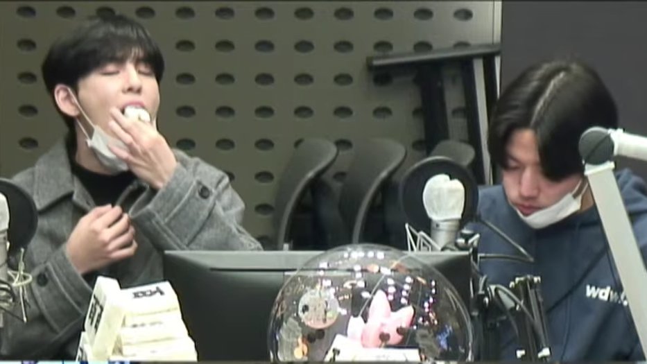 streameaj's tweet photo. Si Wonpil, kahapon pa nakikikain HAHAHAHA https://t.co/uGyKYSY7hn