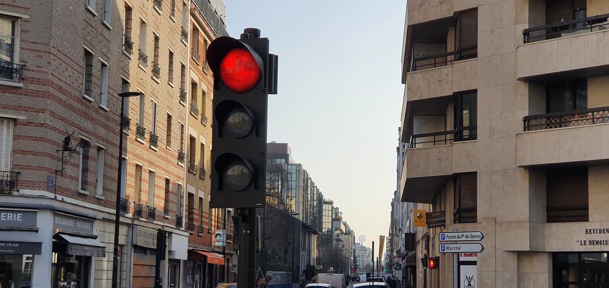 Archi_BoulBi's tweet photo. Au fond de la perspective d'une rue boulonnaise, on voit au-dessus les toitures, un des objets les plus fascinants en Ile-de-France.
#BoulogneBillancourt #HautsDeSeine #GrandParis  #IledeFrance #Seine #15eme #ParcCitroen #Ballon #Paris https://t.co/RQulbIbTVT
