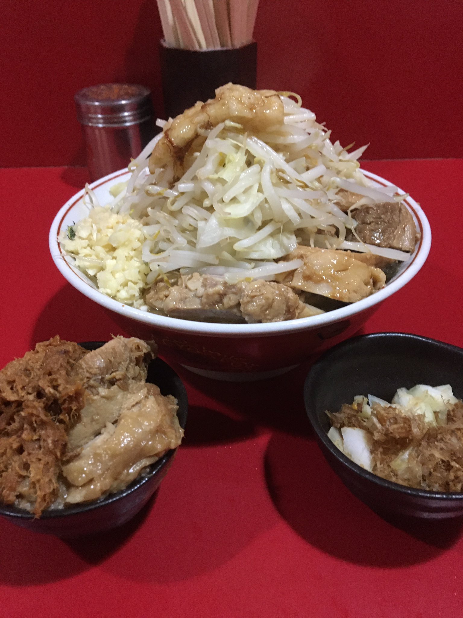 タックス ラーメン二郎札幌店 小豚全マシ 豚増し２枚 食べる端豚ラー油付き 玉葱鰹節 豚に豚を増せる幸せ やっぱりボリュームはすごい T Co Nd3ckgtu Twitter