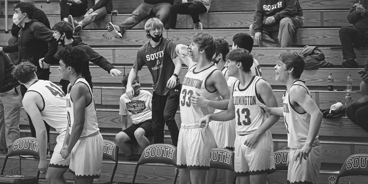 SMilPhotography's tweet photo. Great senior night dunk from @jbomba11 and the crowd goes wild! Good luck at Sectionals tonight, Panthers! https://t.co/ELn88iPN7n