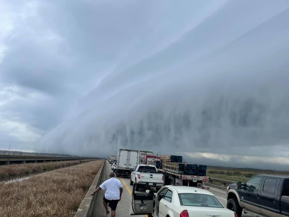 wilsonforla's tweet image. First 2020 happened. Then we had the 5 day blizzard. Just when things start looking up we learn about “Scud Clouds”. WTH. This caused a vehicle pile up and shut down I-10 in both directions yesterday. @BenjaminSchott If you see 2 or 3 locusts gathered on radar. Sound the alarm.