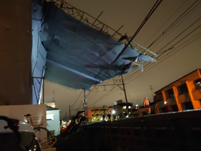 現場がヤバすぎる 東急東横線 都立大学 自由が丘駅間 沿線ビルの足場が倒壊して運転見合わせ 架線寸断か 停電発生 Matomehub まとめハブ