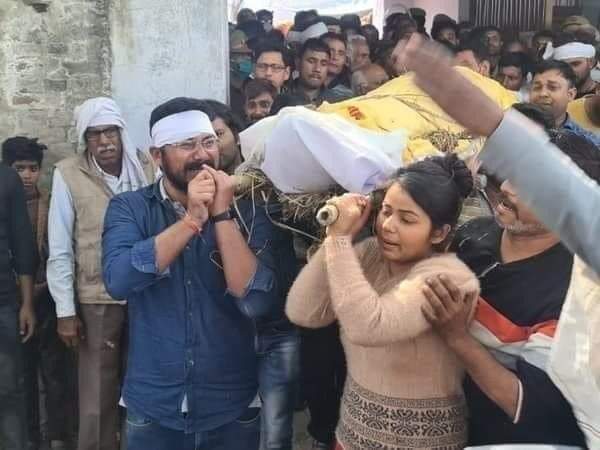 बेशर्म #योगी सरकार,
*यूपी के कानून व्यवस्था को कंधा देती बेटी*
हाथरस में बेटी को छेड़ने का विरोध करने पर बाप को गोली मारी गई, बाप को कंधा देती बेटी । #Hathras_Again