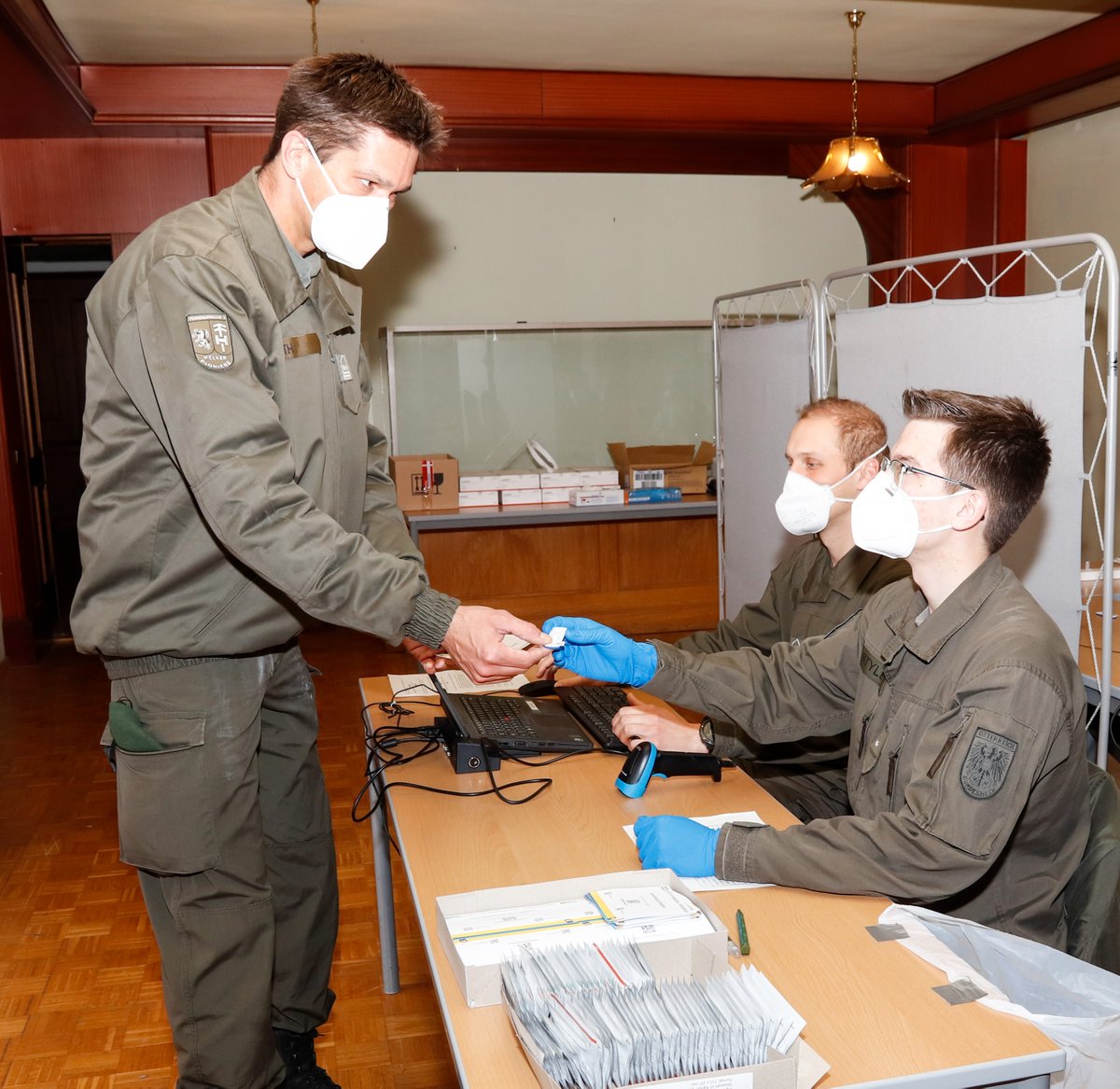 DritteV's tweet photo. In der Raabkaserne Mautern wird ab dieser Woche - an zwei Tagen - eine Testmöglichkeit für alle Soldaten/Innen und Zivilbedienstete ermöglicht. Das Ziel ist, die Einsatzbereitschaft des Personals zu erhalten.
#Bundesheer #3JgBrig #StbB3 #PiB3 #Raabkaserne https://t.co/DwCRi7NXir