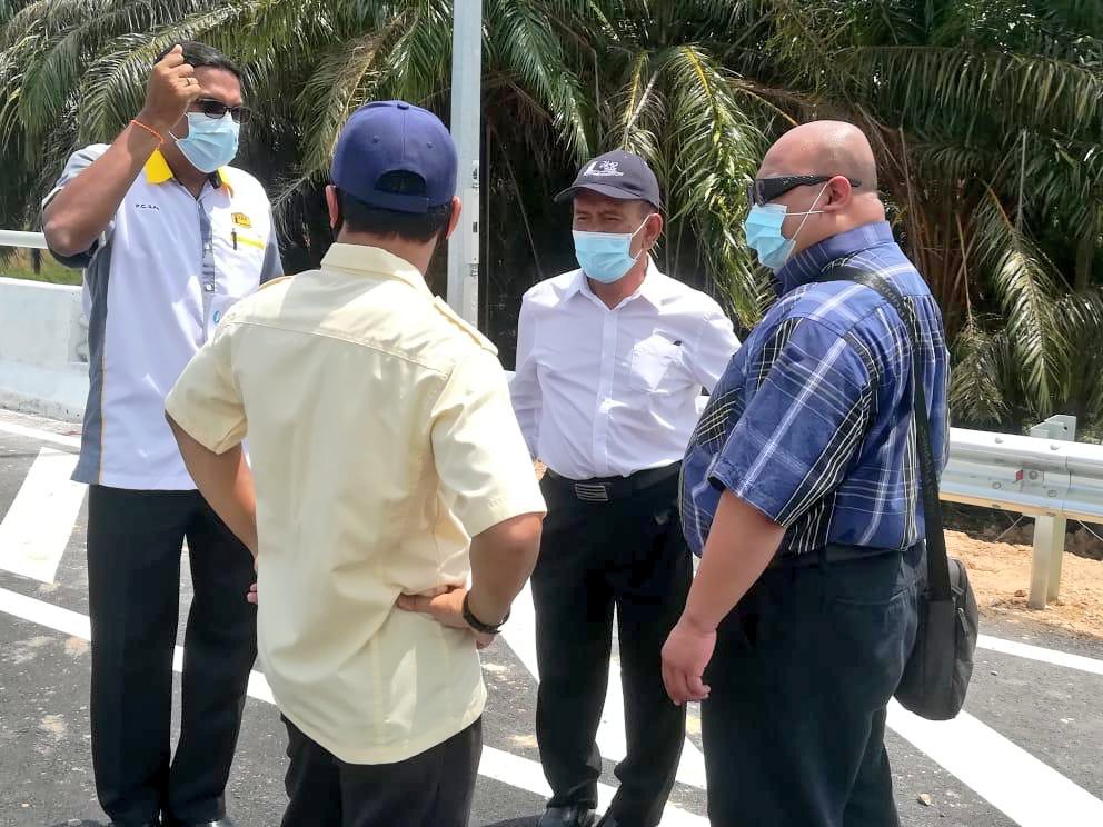 Pengarah Kerja Raya Melaka dan Jurutera Daerah Melaka Tengah bersama pasukan CREaTE serta CKG membuat lawatan tapak berkaitan Penyelidikan Geoteknik di Projek Naiktaraf Jalan Kampung Paya Redan, Melaka Tengah.