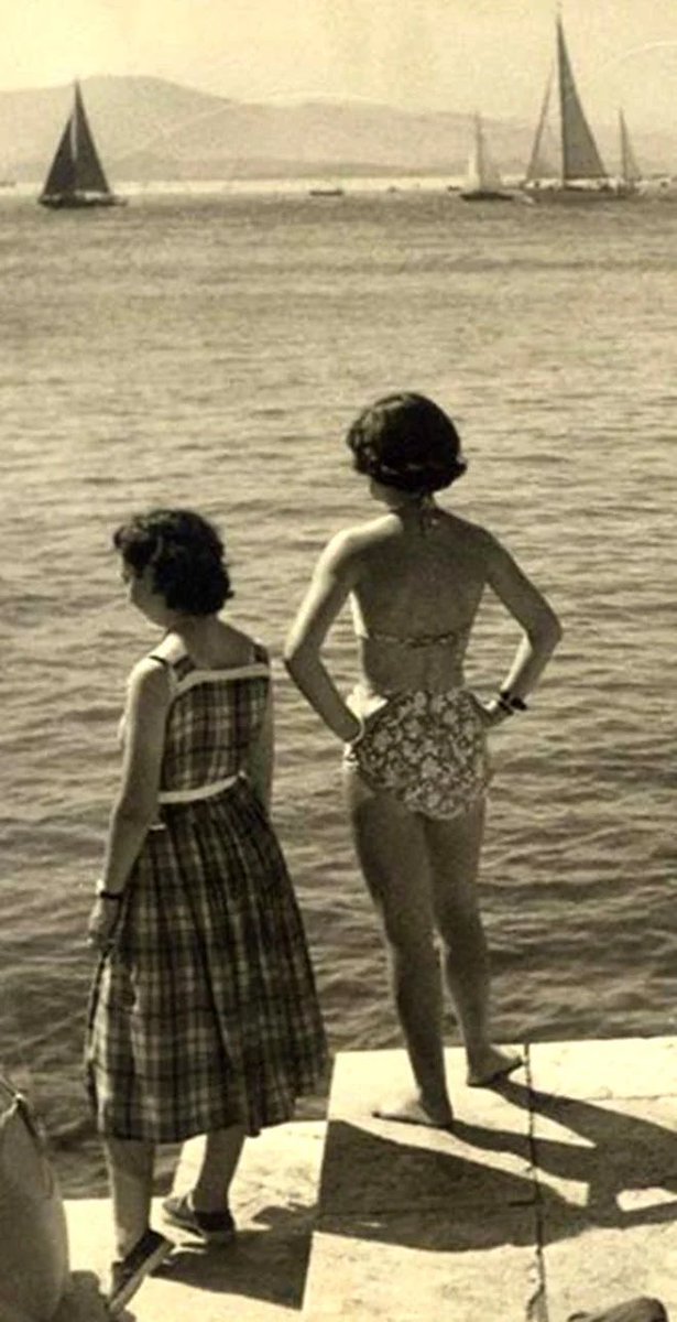 relatandohisto1's tweet photo. El inventor francés del bikini, L. Réard, lo llamó así ya que provocaría tanto revuelo como los polémicos ensayos nucleares que hacía EEUU en esa época en al Atolón de Bikini donde se tuvo que desalojar a los nativos.
📷 Primera foto de un bikini en España. Santander, 1948. https://t.co/6XZPQectvw