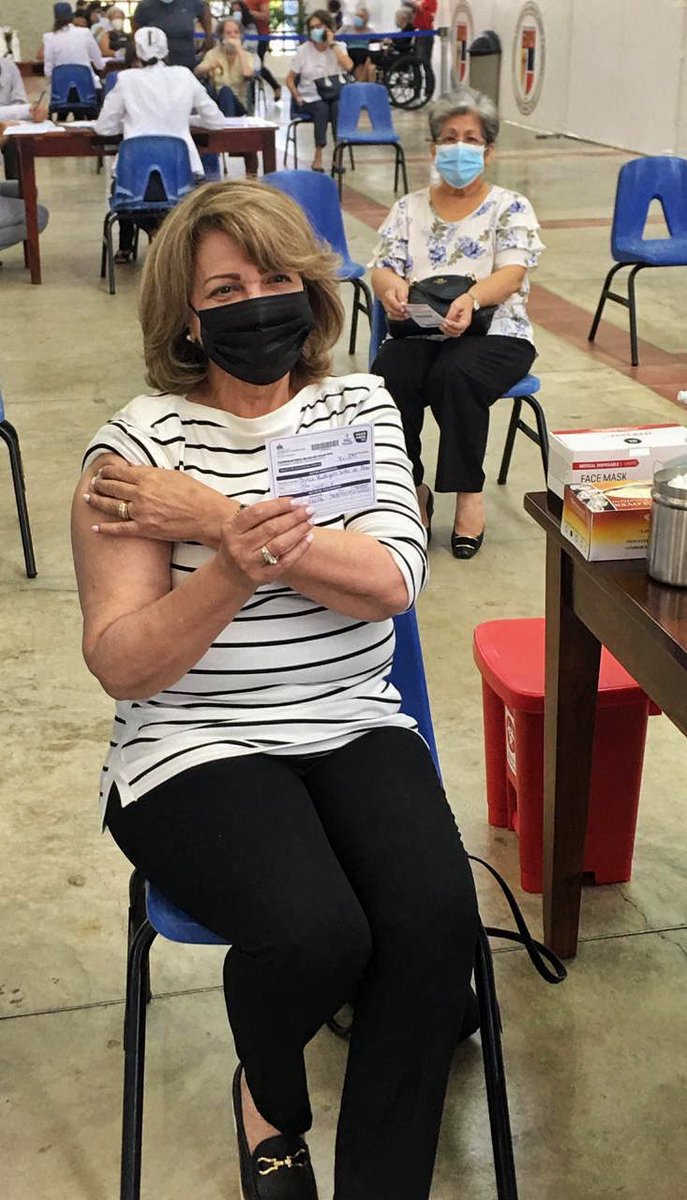 Quiero compartir esta alegría con ustedes, tras hacer su fila en la <a href="/PUCMM/">PUCMM</a> Recinto Santiago, mami ha recibido su primera dosis de vacuna contra COVID-19. Los exhorto a todos a asegurar que nuestros adultos mayores sean vacunados. ¡Dios los bendiga 👏🏻!