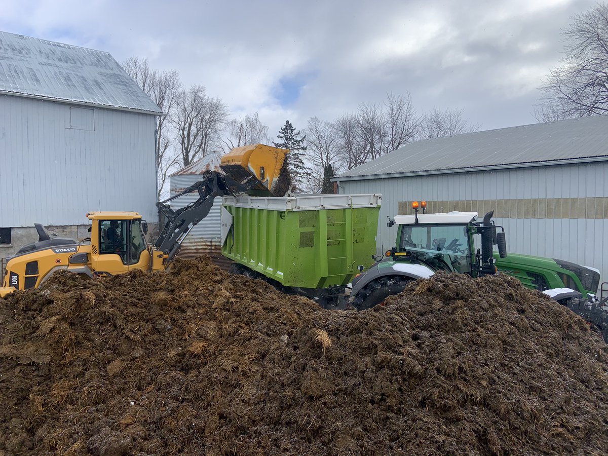 AGuntensperger's tweet photo. Moving manure to make more space for this customer. #ontag #timingmatters #opaca https://t.co/Ci3SLzItWk