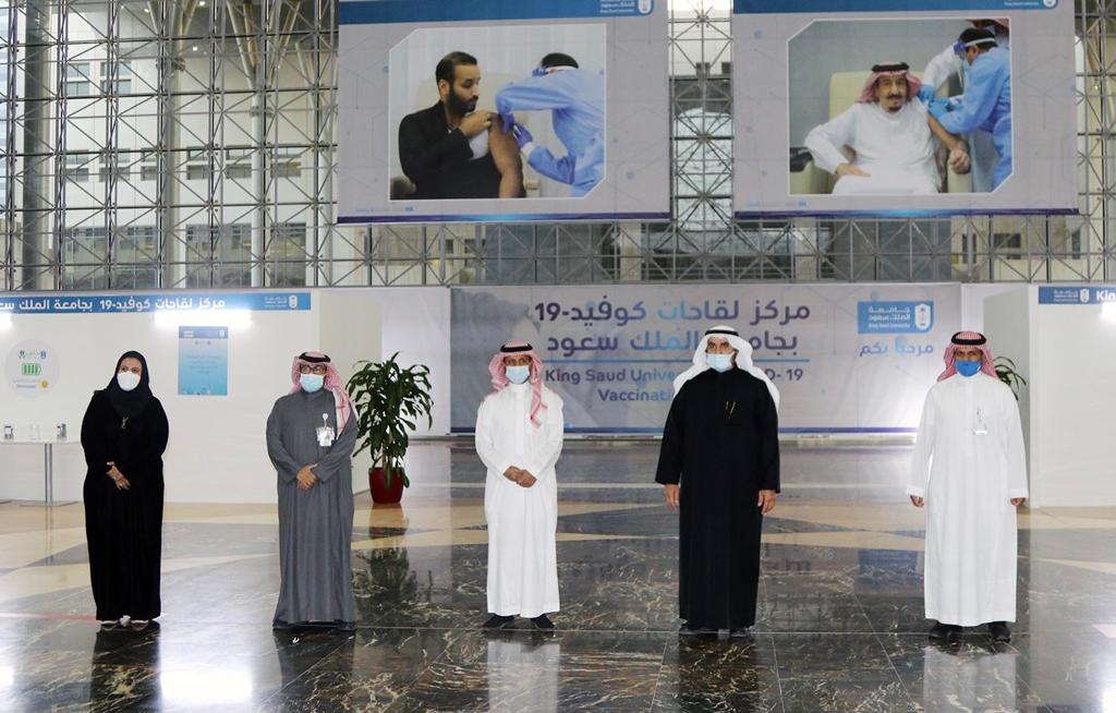 تلقى عميد #كلية_علوم_الرياضة_والنشاط_البدني د.سليمان الجلعود الجرعة الأولى من لقاح كورونا، وقدم شكره وتقديره للقيادة الرشيدة على اهتمامها بجعل اللقاح بمتناول الجميع، كما دعا أبنائه وبناته الطلاب والطالبات وزملائه منسوبي الكلية إلى المبادرة بأخذ اللقاح من أجل مجتمع صحي بإذن الله.