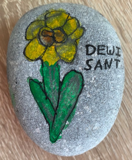 sketty_primary's tweet photo. #CerrigCymraeg 🏴󠁧󠁢󠁷󠁬󠁳󠁿 Looks like our painted stones with Welsh emblems, words &amp; pictures are being found! 🧐Gwaith da bawb!👏 #WythnosCymraeg #Erthygl29 #Erthygl30 #Erthygl31 @NerineGriffith1 @StuartRRSA @childcomwales @wgmin_education @WG_Education https://t.co/BvHAiuvzHY