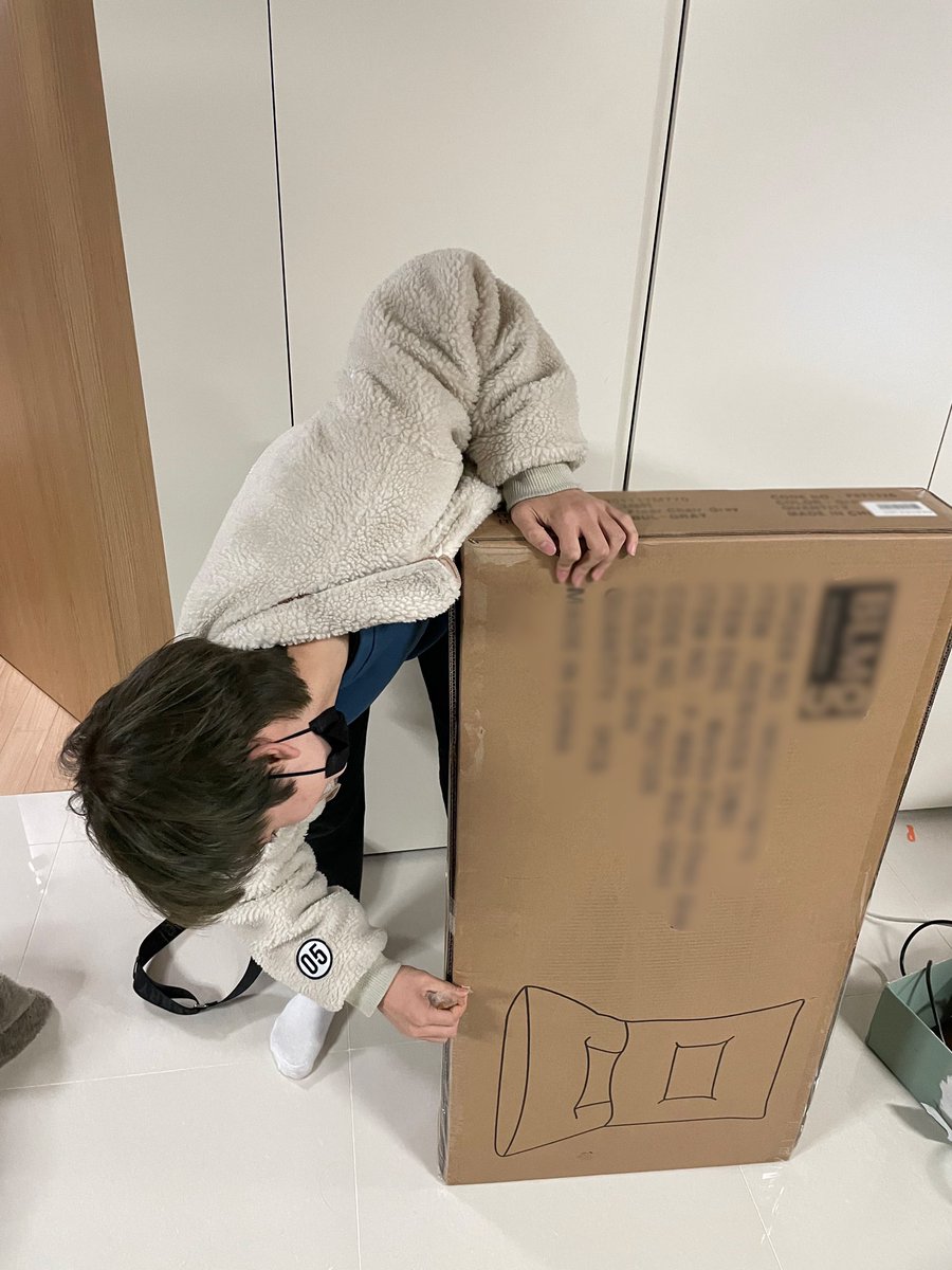 PARKSERIME's tweet photo. ㅤ
I received an early birthday present from Hyeongjun; This is probably the most wholesome gift I've ever received because now I can sit on the floor without having an ache on my back. Thanks a heap!
ㅤ https://t.co/t8RJUhRl2o
