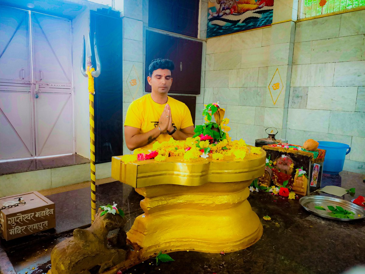 BagdeShan's tweet photo. मेरे गाँव का प्रसिद्ध #शिवमंदिर गर्भगृह में दर्शन करके अभिषेक करके आया।
न किसी ने जाति पूछी न ही किसी ने मुझे रोका।
मंदिर में श्रद्धा से जाया जाता है न कि नफरती  सोच रखकर।

#हर____हर___महादेव https://t.co/weOldNKN7m