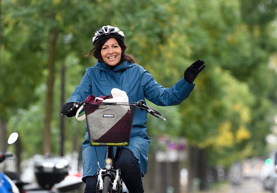 Paris is to remove HALF of its 140,000 car parking spaces (yes, eliminate 70,000 car street parking), led by mayor @Anne_Hidalgo, to make the city more pedestrian- and cyclist-friendly. #BuildBackBetter is not about words; it's Vision + Action, Action... itsinternational.com/its3/news/pari…