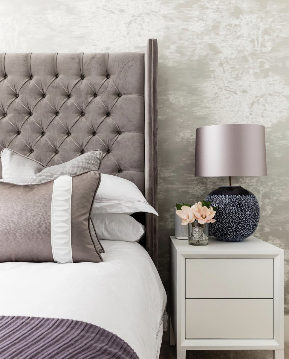 Coronado Interiors (bit.ly/3bOSqTL) took a contemporary approach to cushion details, looking to the quiet sophistication and sculptural quality of the Elliptic Appliqué Border: bit.ly/3kAAJeB #samuelandsons <a href="/DesignCentreCH/">Design Centre Chelsea Harbour</a> 
Photo: Grant Frazer Silverman