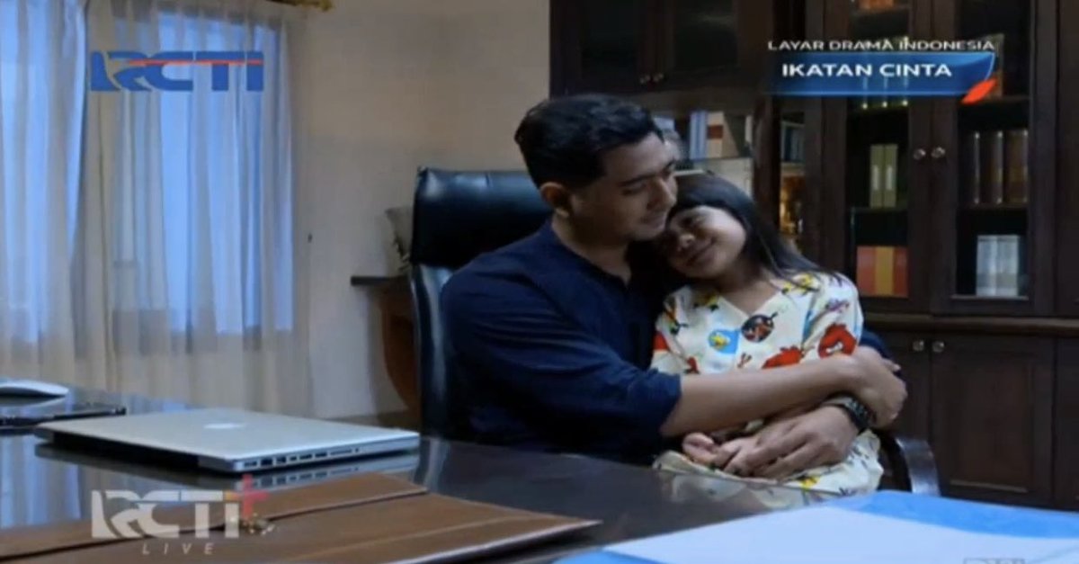 Nasib ada Reyna yg ingin hiburkan dan temani Papa tunggu dirumah sampai mama pulang...terserlah kasih sayang antara Papa dan anak...🥰
#IkatanCintaEp187 #Aldebaran #Andin #Reyna @arya_saloka_ <a href="/amandamanopo/">AmandaGabriellaM.L</a> <a href="/farashakila2015/">Farashakila</a>