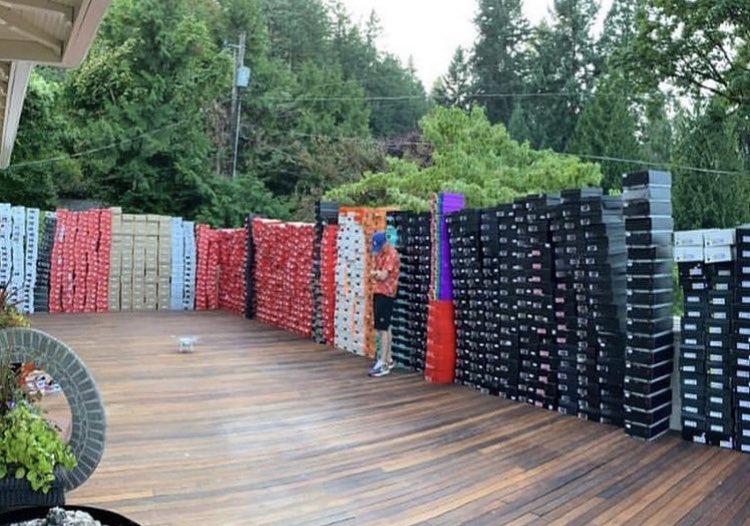 alchimistfr's tweet photo. La vice-présidente de Nike Amerique du Nord, Ann Hebert a démissionné de son poste suite à la mise en lumière du business de resell de son fils ! https://t.co/xm5imQv55q