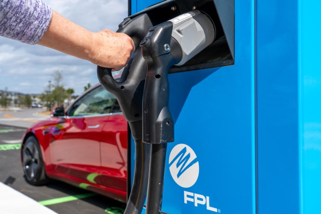 FPL_Newsroom's tweet photo. Electric vehicle drivers can now power up in North Florida at three new charging locations in @StJohnsCounty, Nassau and Columbia counties. To date, FPL has installed more than 350 chargers across Florida. #FPLEVolution https://t.co/blUukBXpLt