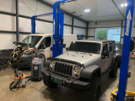 forwardlift's tweet image. The two-post lift that does it all. #forwardlift #jeep #carlift
📸 : MotorCity Mechanic