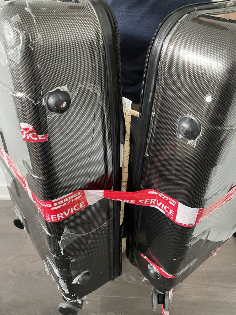 PanktiM's tweet photo. Damaged, broken and mishandled. @airfrance @AirFranceCA @AirFranceFR
Trying to reach them since 2 days. No reply. Emailed them. They want me to take this bag to the repair shop and verify if it can be repaired. #SickManagement #AirfranceIsCareless https://t.co/ALFquV6VHa