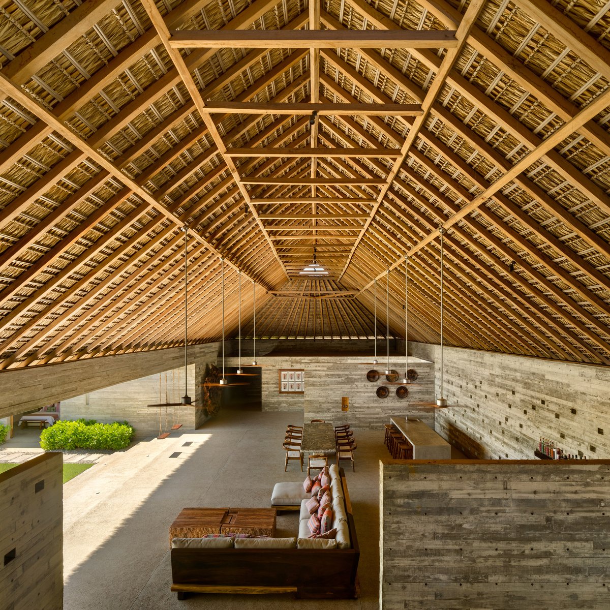 Such a beautiful space! It's the main living area in a spectacular beach house in Mexico, designed by Anonimous. It's topped with a thatched roof made of dried palm leaves. See more: dezeen.com/2021/02/28/cas…