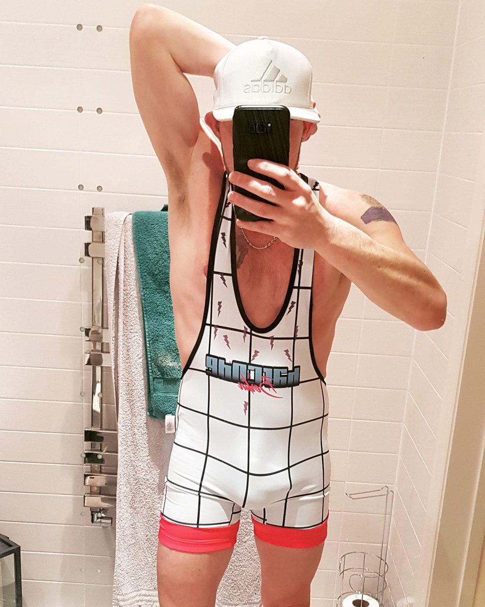 romanlycraguy's tweet photo. #lycrabulge #singlet #berlinbarcode https://t.co/z7slBRfSfi