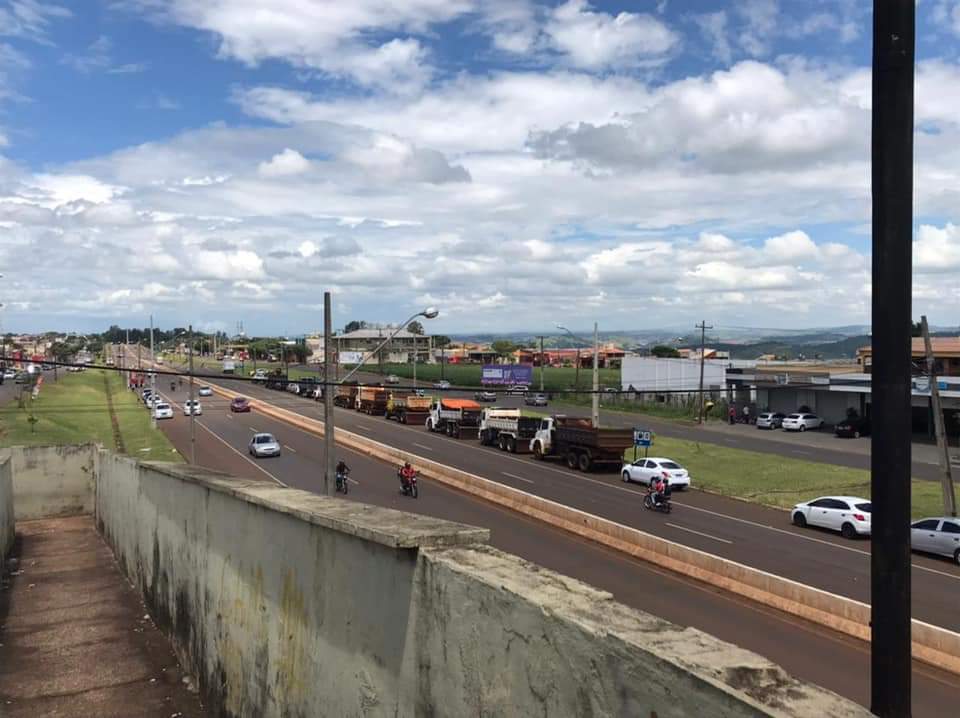 TVNEWSPARAN's tweet photo. CAMINHONEIROS JÁ COMEÇAM A MOBILIZAR UMA GREVE PARA ABAIXAR OS COMBUSTÍVEIS 

Acaba de ser Noticiado o fechamento da Br 369 Pedagio de Jataizinho.

#grevedoscaminhoneiros
#EdinhoVieira
#gasolina
#AumentoGasolina https://t.co/1NImgyq7H8