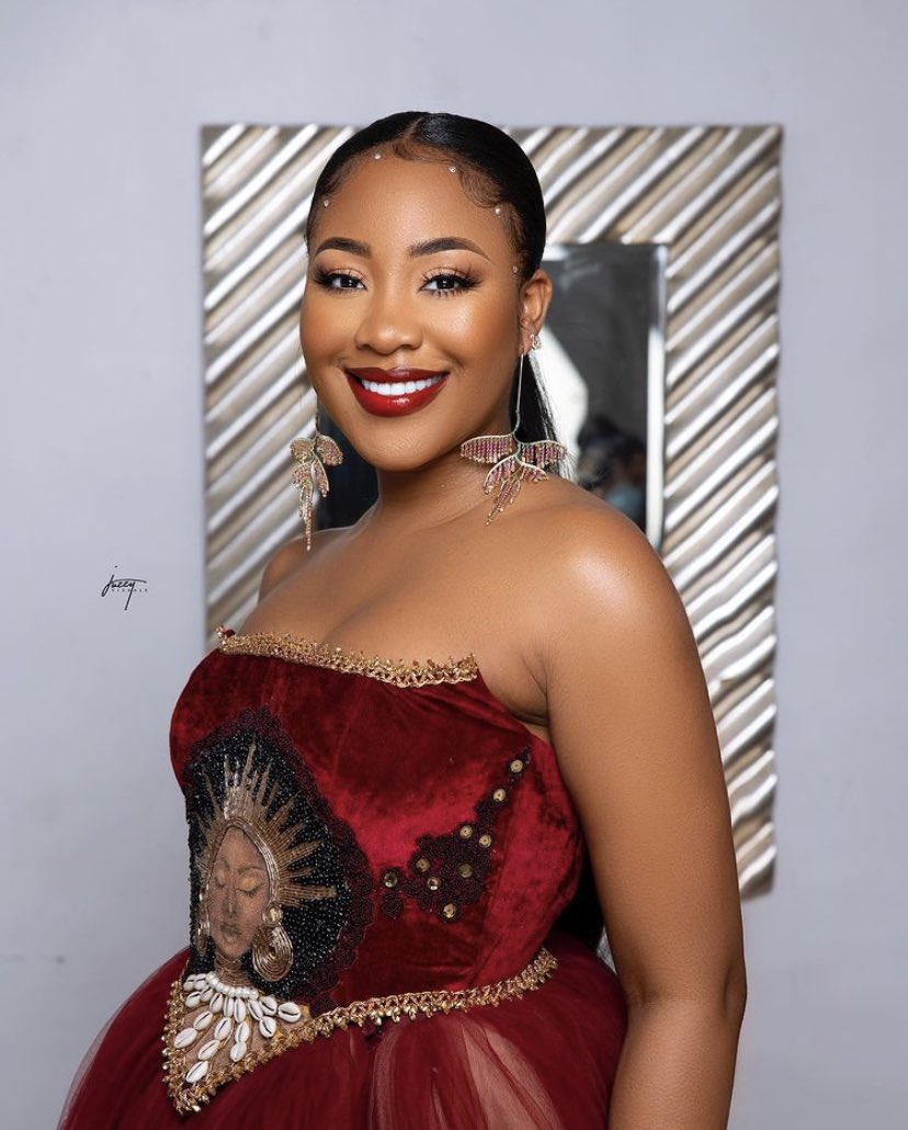 chulanuoluwapo's tweet image. Happy birthday in arrears to me and a very happy birthday in advance to @EricaNlewedim 🎊✨ #PiscesErica #ericaisrawgold