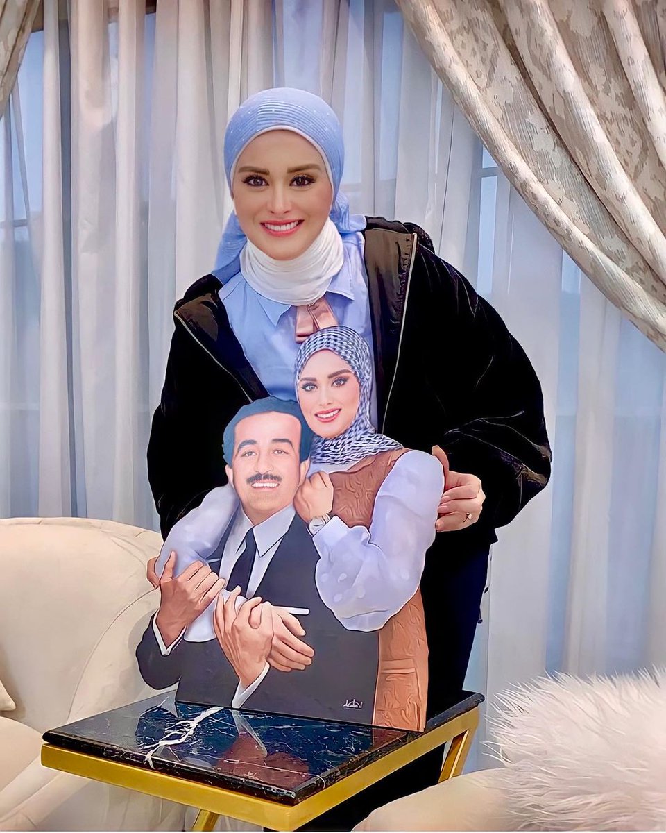 CNNBusinessAr's tweet photo. وكان من أبرز البورتريهات التي قدمتها تغيان بورتريه يجمع الإعلامية المصرية لمياء فهمي عبدالحميد مع الراحل والدها المخرج المصري الكبير صاحب البصمة الإخراجية المميزة لفوازير شهر رمضان.

#الرؤية_بلا_حدود https://t.co/akVZWdwu05