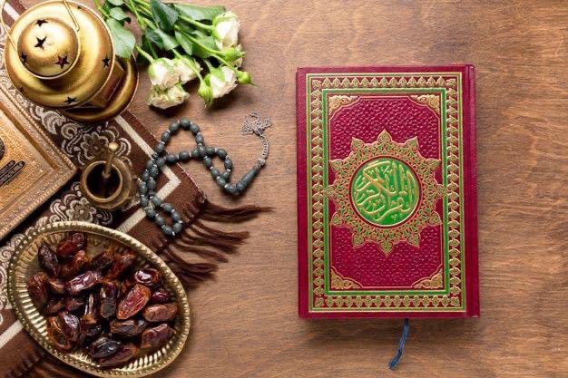 Сура в рамадан слушать. Коран. Коран на столе. Коран на рабочий стол. Коран фон.