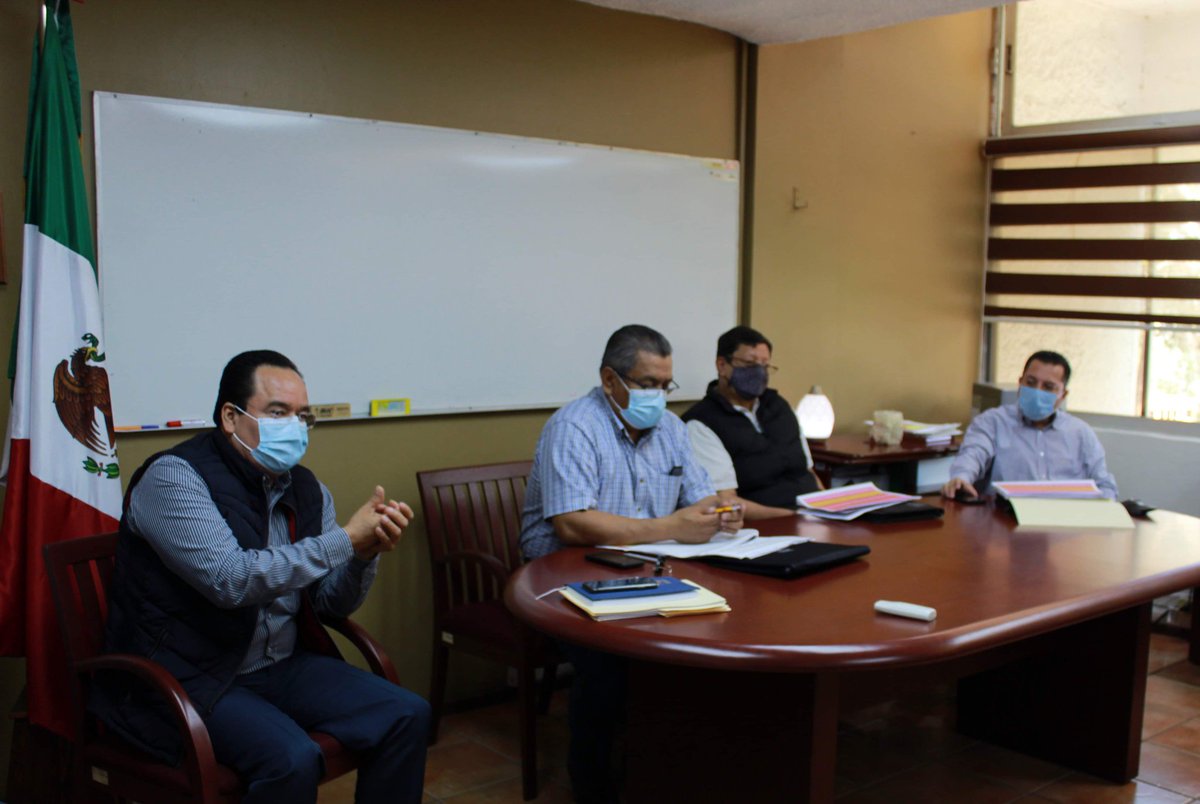 MaritzaRamrezA1's tweet photo. Seguimos trabajando en las solicitudes y procesos administrativos de las y los docentes de la entidad. Hoy me reuní con el Sindicato Estatal de Trabajadores al Servicio de la Educación #SETSE, acompañado de su Secretario General Genovevo Zapot Zapot. https://t.co/jMNVJKy4fq
