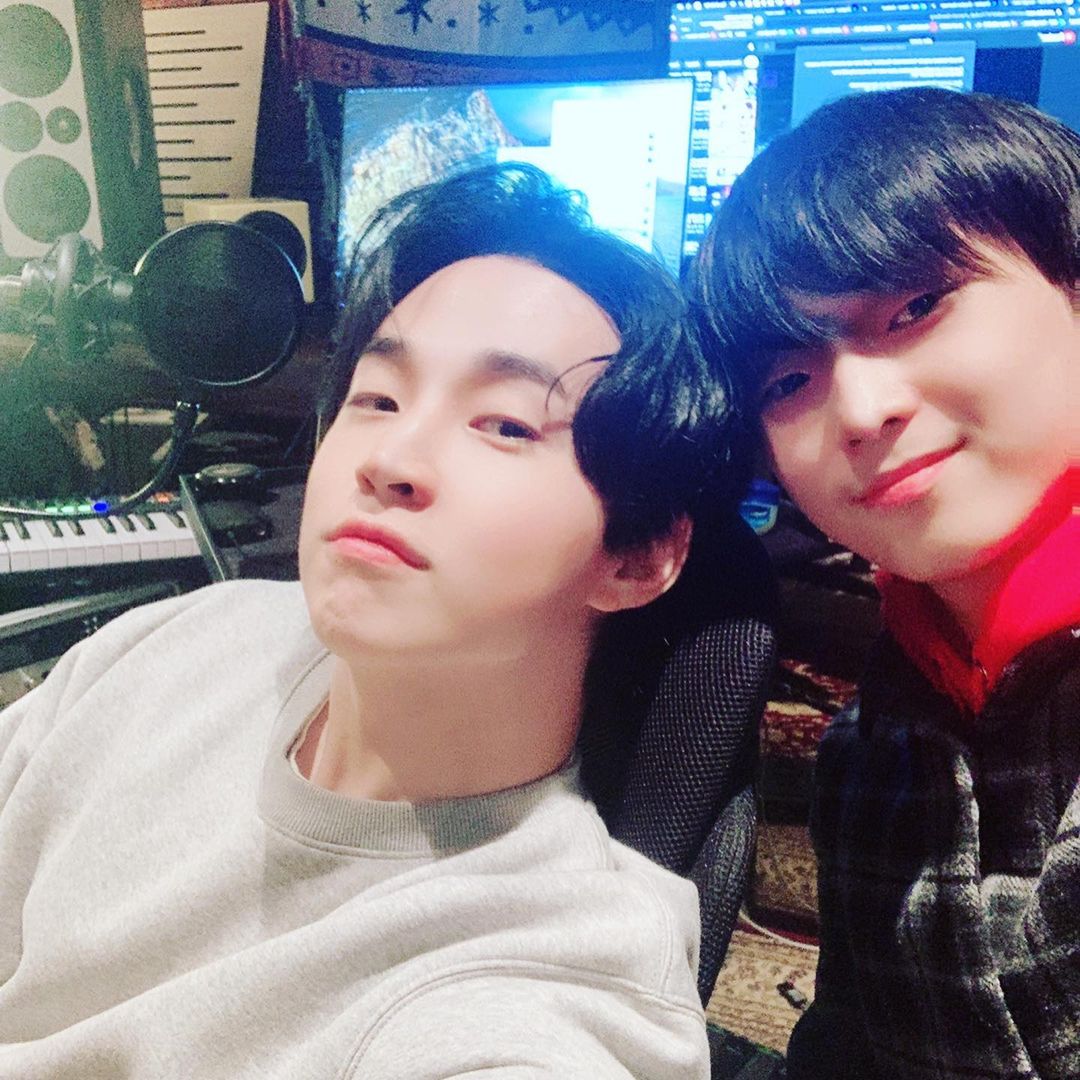HenryStringsBr's tweet photo. 210302 Atualização do Instagram de Sean Song com Henry. #HenryLau #헨리
"Com o Henry hyung.
Henry Together será postado hoje. (ele se refere ao vídeo publicado hoje no canal de Henry)
#Henry #HenryTogether #SeanSong"
🎻 Sean estava no estúdio do Henry https://t.co/5S3jFCQXYD