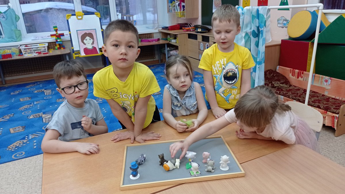 1 марта в России отмечается  День кошек. Дети гр.12 #детскийсад11 на утреннем круге рассказали о домашних питомцах и предложили сделать творческие работы с изображением  кошек.  И уже во вторник дети принесли  игру «Разные кошки», а также устроили выставку из фигурок животных.