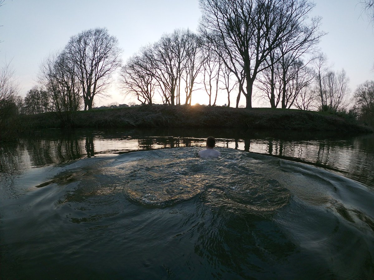 lucygetsoutmore's tweet photo. Evening dip 🌅

#riverswimming #riversunset #riverwey #wildswimming #wildswimminguk #coldwaterswimming #brave 
02.03.2021 https://t.co/IThfJhRj27