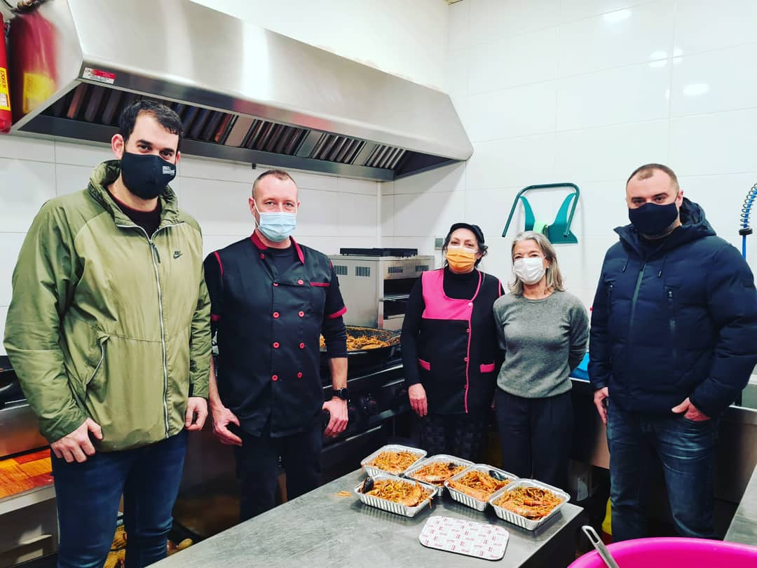 jordi_ballart's tweet image. El #CàteringSocialTK cada dia serveix més de 90 àpats gratis a persones vulnerables de #LesArenes i ofereix el mateix menú per 5€ als que sí poden pagar-lo i desitgen col•laborar. La Tere i l'equip ens han parlat de la lloable feina que fan i els hem agraït la seva dedicació!